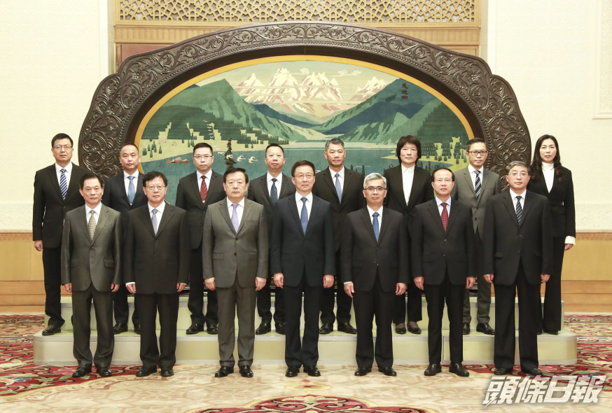 韓正在北京人民大會堂會見澳門保安司司長黃少澤率領的澳門紀律部隊高層代表團。新華社圖片
