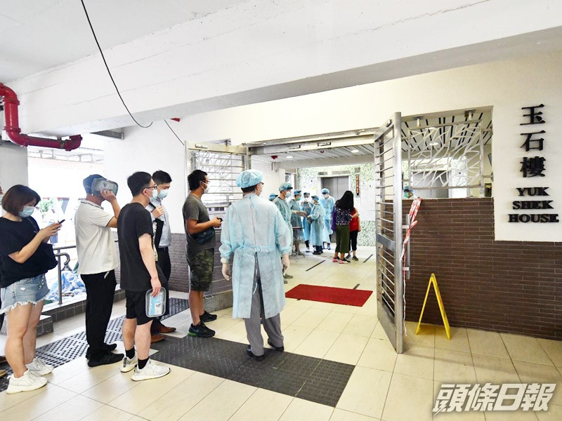 住戶在玉石樓排隊交回和領取樣本樽。