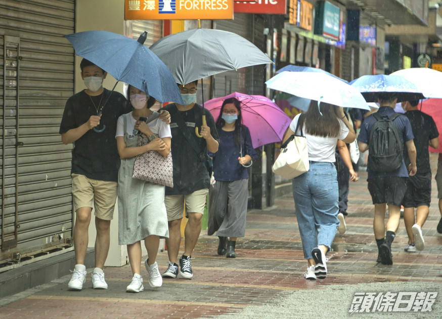 明日稍後風勢增強,驟雨增多及有狂風雷暴。海有湧浪。隨後兩三日間中有大雨。資料圖片