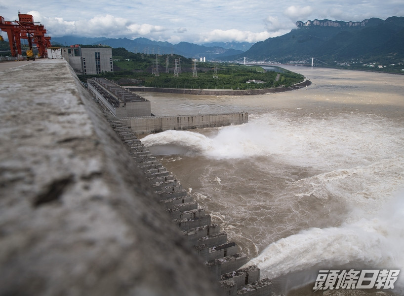 三峽大壩樞紐今年首次泄洪,昨日上午開啟兩個泄洪孔,加大下泄流量。新華社