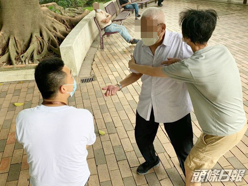 王進洋大聲讀牌阻賭局,有長者疑想動手。王進洋fb圖片