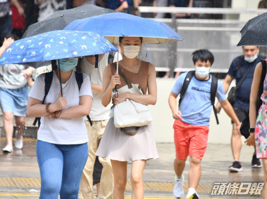 天文台預料本港地區今日大致多雲,有幾陣驟雨。資料圖片