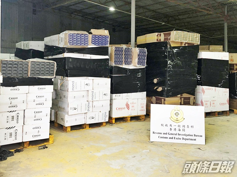 在元朗一間鐵皮屋內檢獲的懷疑私煙。