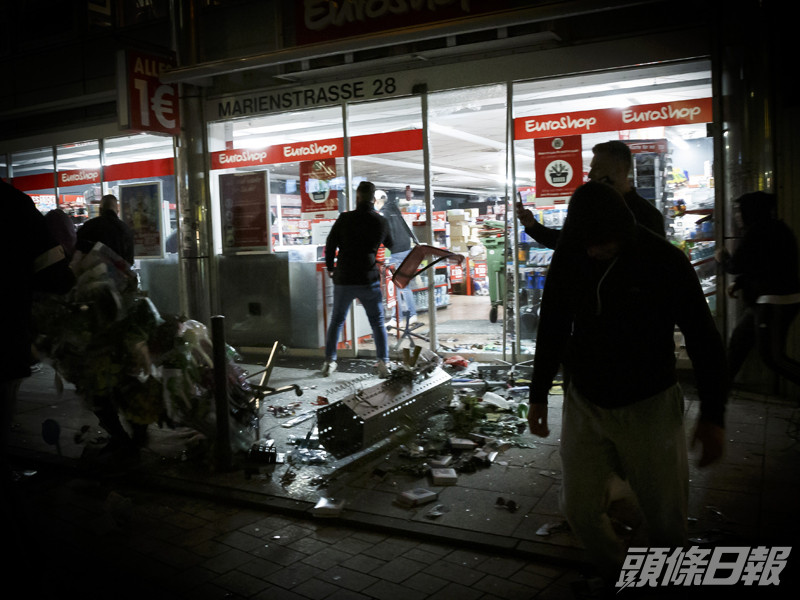 部分人破壞附近一帶商店,並搶掠貨品。AP圖
