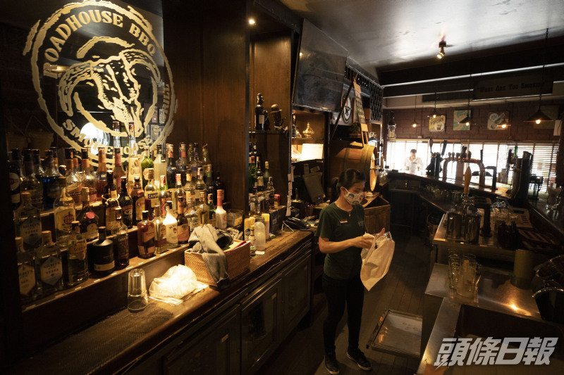 泰國今起撤銷宵禁,但酒吧、卡啦OK等仍然關閉,而早前已重開的餐廳就容許銷售酒類飲品。AP圖