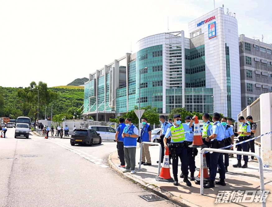 警方封鎖壹傳媒大樓調查,港台等被拒絕進入採訪區。