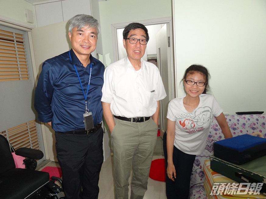 校長郭位教授 (中)與輔導長郭致偉博士探訪美淇。 城市大學網站
