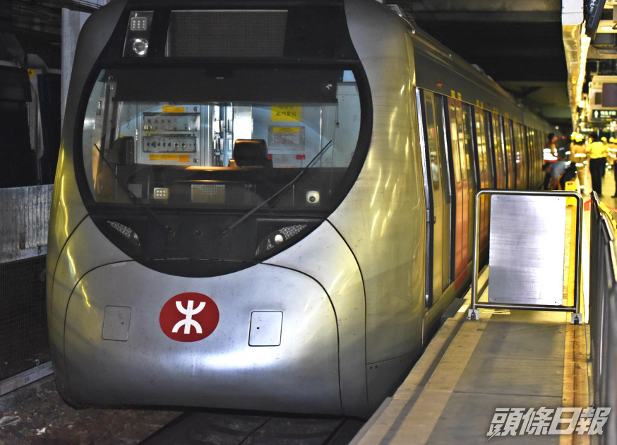 西鐵人員維修期間有列車行駛。資料圖片