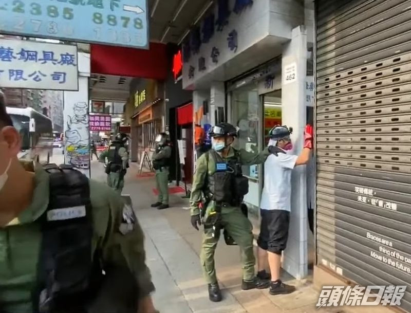 警方昨午在油麻地以危險駕駛拘捕一名新巴司機。警方社交網站截圖