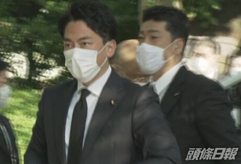 環境大臣小泉進次郎到靖國神社參拜。NHK截圖