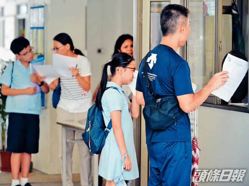 今年升中放榜後的「叩門」階段,各校都做足防疫措施。