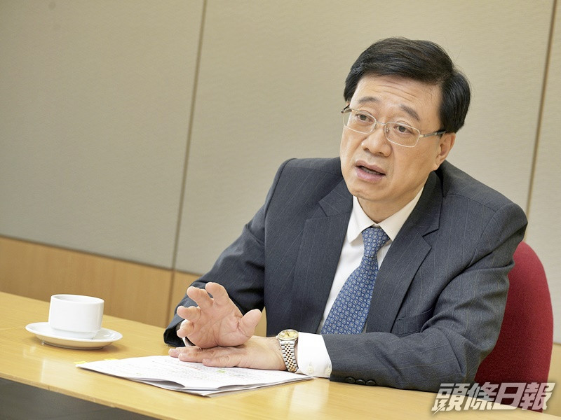 李家超指會內地的法律法規上,盡量爭取12人的權益。資料圖片