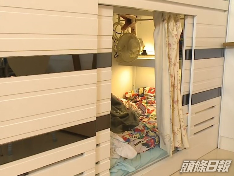 儲物櫃的下層格改裝成「工人房」。有線電視 影片截圖