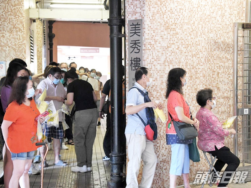 美秀樓居民今早排隊交回深喉唾液樣本瓶。