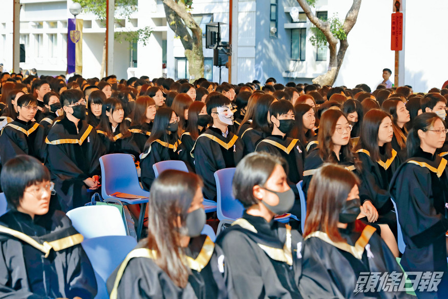 因反修例事件只有個別大學舉行畢業禮。其中中大畢業禮會場內,有學生戴上面具或口罩以示政治立場。資料圖片