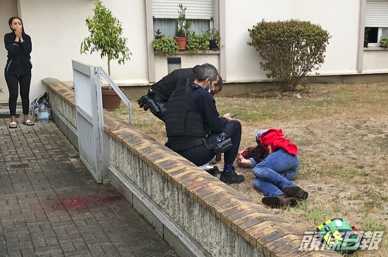 被斬傷一男一女為電視製作公司僱員,現仍留醫。AP圖片