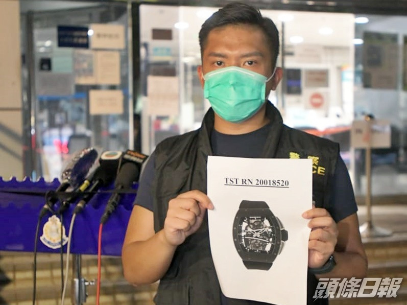 警方就加連威老道劫案展示證物。資料圖片