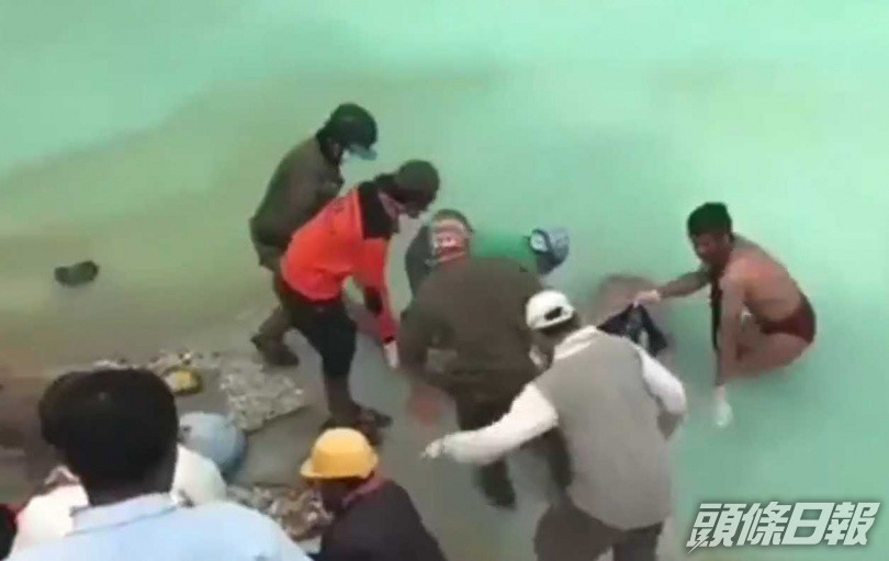 Ahmad為打撈好友遺體跳入火山口湖。網圖