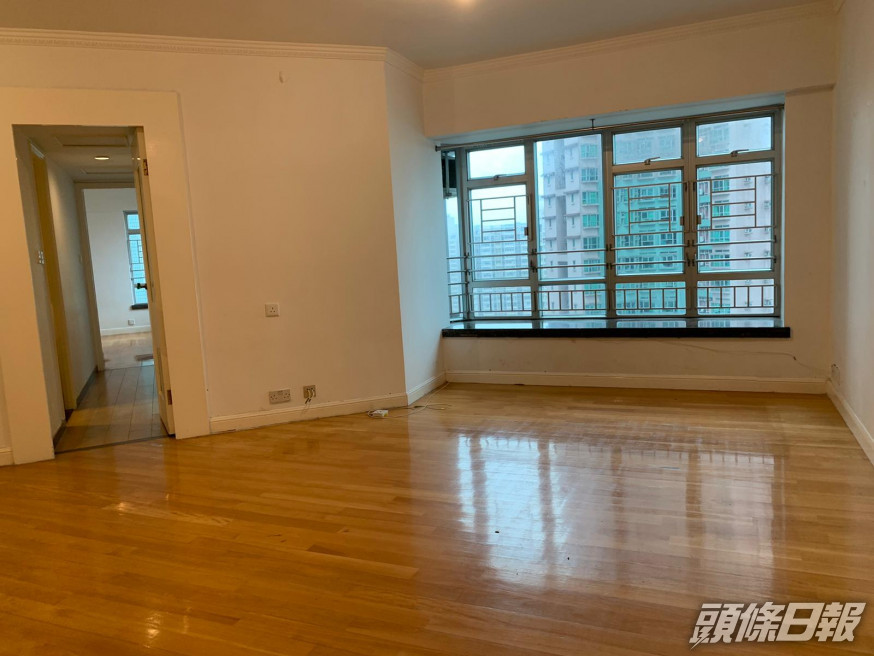 這個新都城1期5座中層E室,實用面積689方呎, 一室光猛。