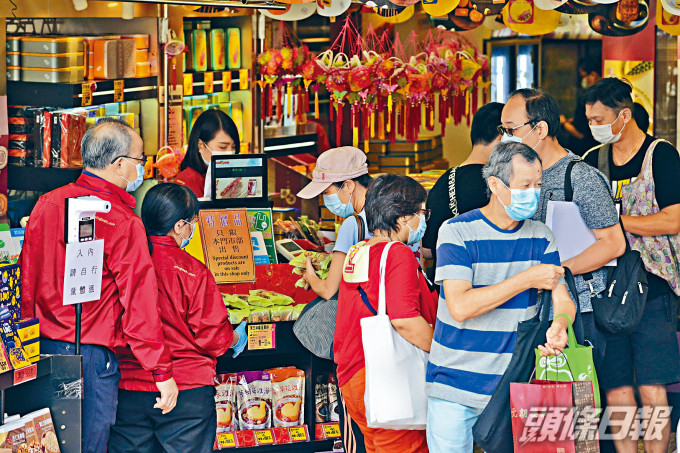 疫下中秋節還有幾天來臨,不少市民忙於購買月餅應節。