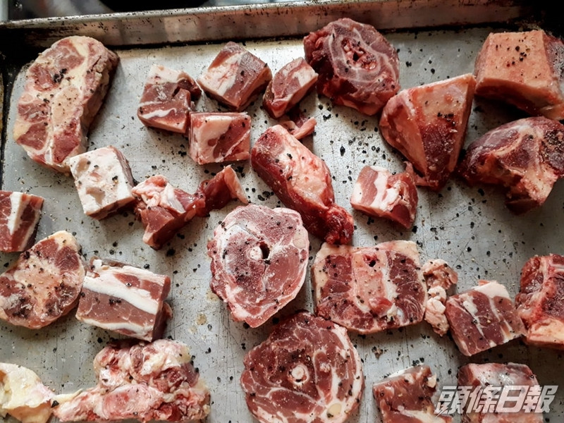 少年曾經進食半生熟的豬肉。unsplash網圖