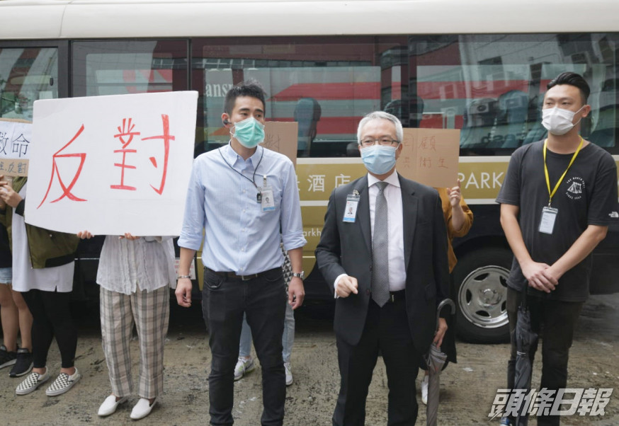 內地檢測支援隊到大埔太平工業園,有園內職工舉牌「反對」。