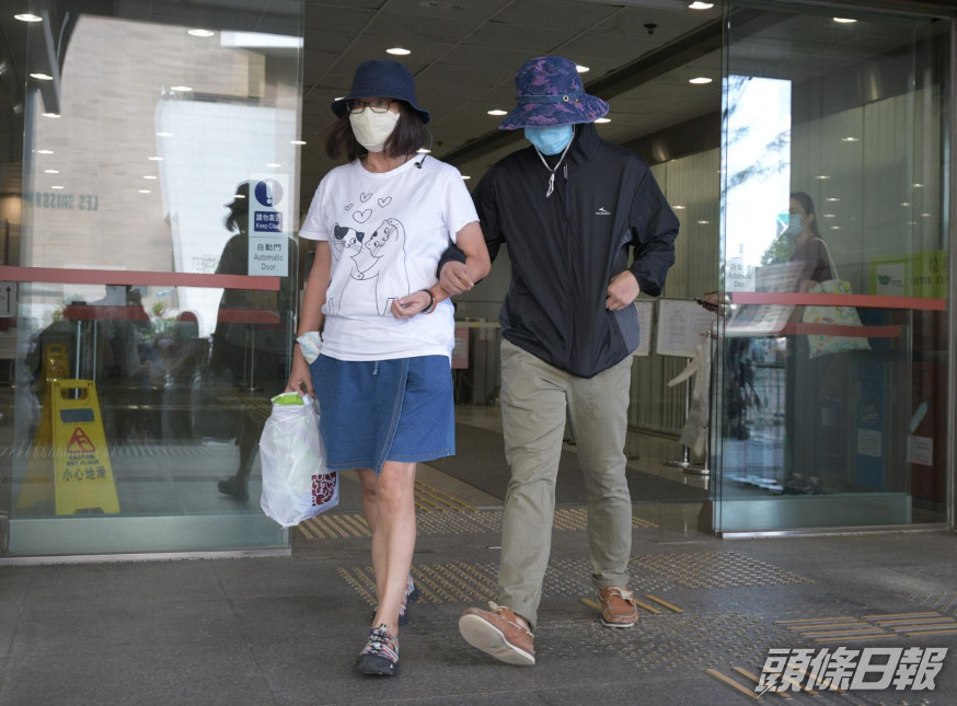其中一名被告(右) 譽韋崙。