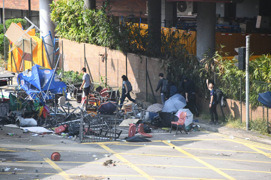 理工大學中午陸續有佔據人士離開校園。
