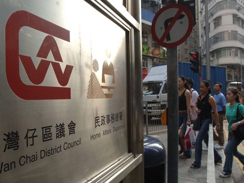 選民必須出示身份證正本領取選票。資料圖片
