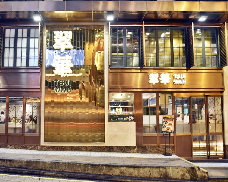 威靈頓街旗艦店毗鄰蘭桂坊,有「蘭桂坊照妖鏡」之稱。資料圖片