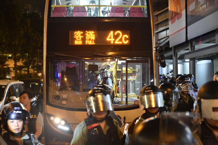 警方曾稱懷疑有涉案人士在巴士上,於是截停登車搜查。資料圖片