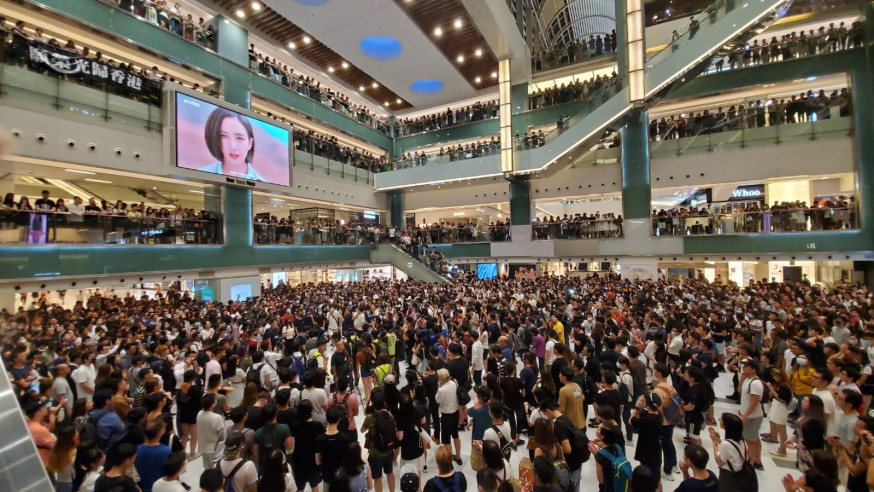 沙田新城市廣場有過千人。