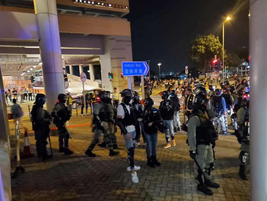 法院外逾百防暴警等候再拘捕。法庭記者攝