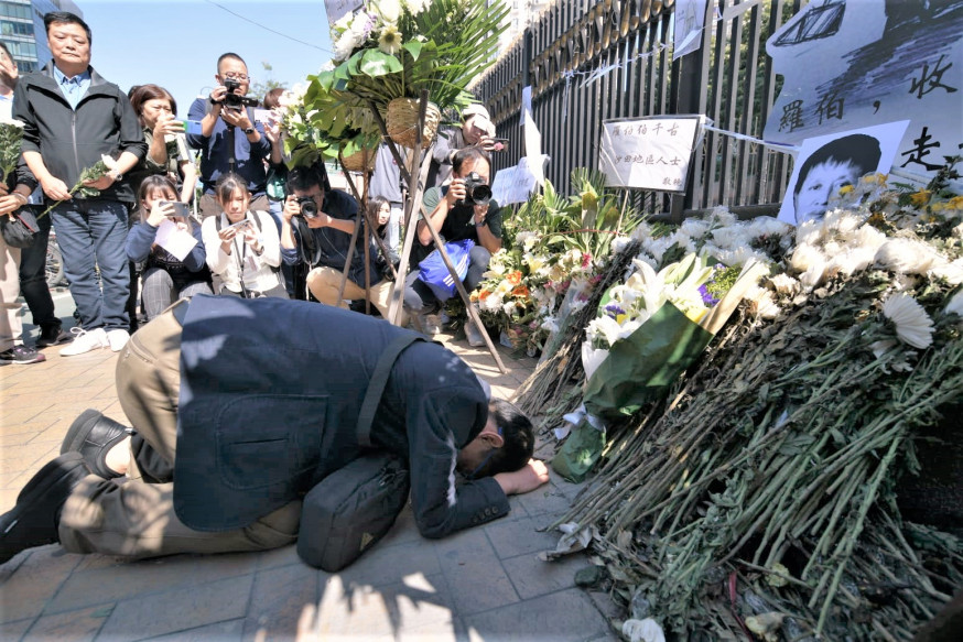 羅伯家屬一行到事發現場路祭。