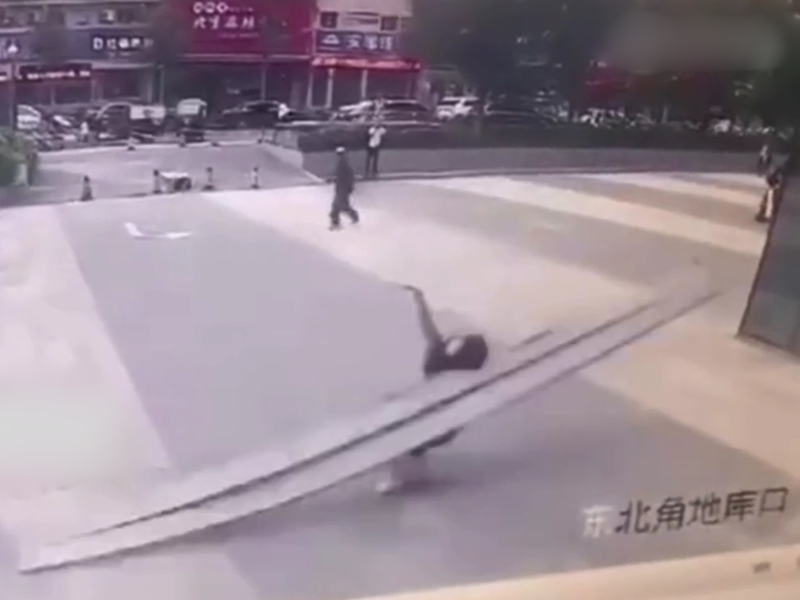 山西一名女子經過一座商場樓下時,突然遭到一個從高空墜落的鐵架擊中,當場慘死。影片截圖