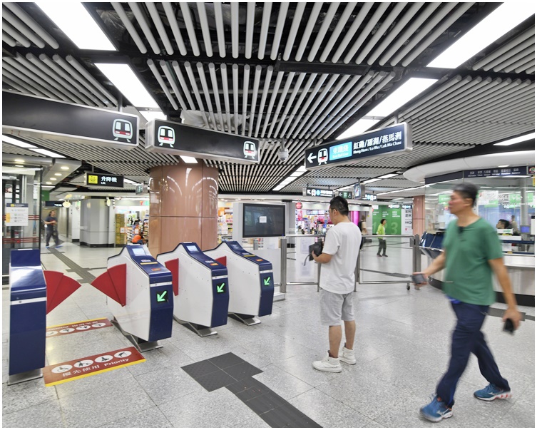 港鐵各線(機場快線除外)、輕鐵及港鐵巴士服務將提早於晚上10時結束。