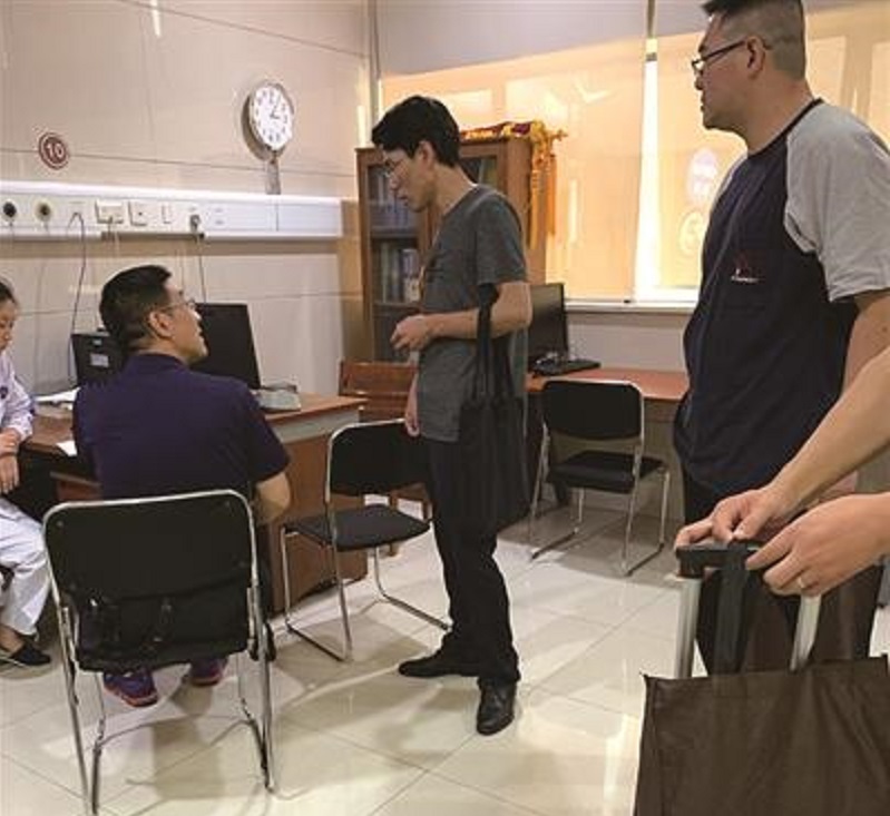 衛生疾控部門提取樣本檢驗。網上圖片