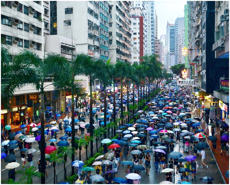 網民促政府回應和平上街人士的訴求,否則逼示威者再次勇武。