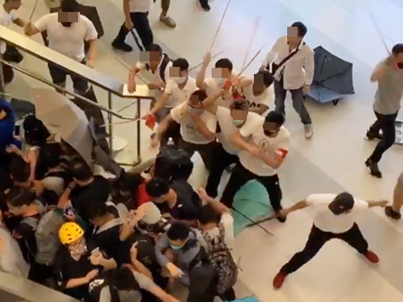 一批「白衣人」昨晚(21日)在元朗西鐵站大堂及車廂襲擊身穿黑衣的市民及乘客。
