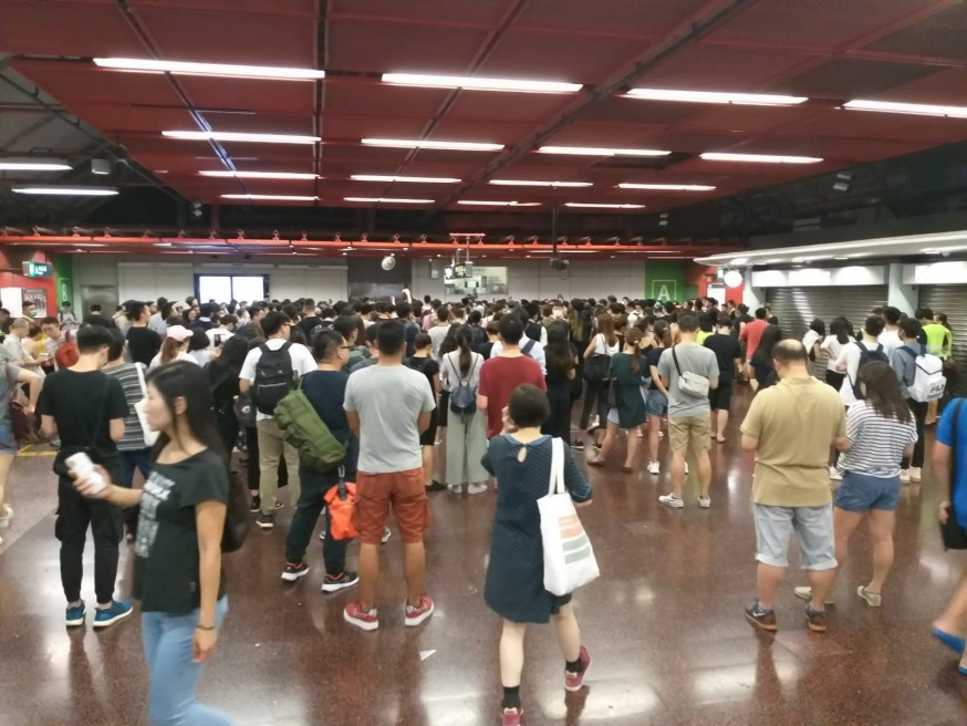 一批市民到站內包圍車務控制室