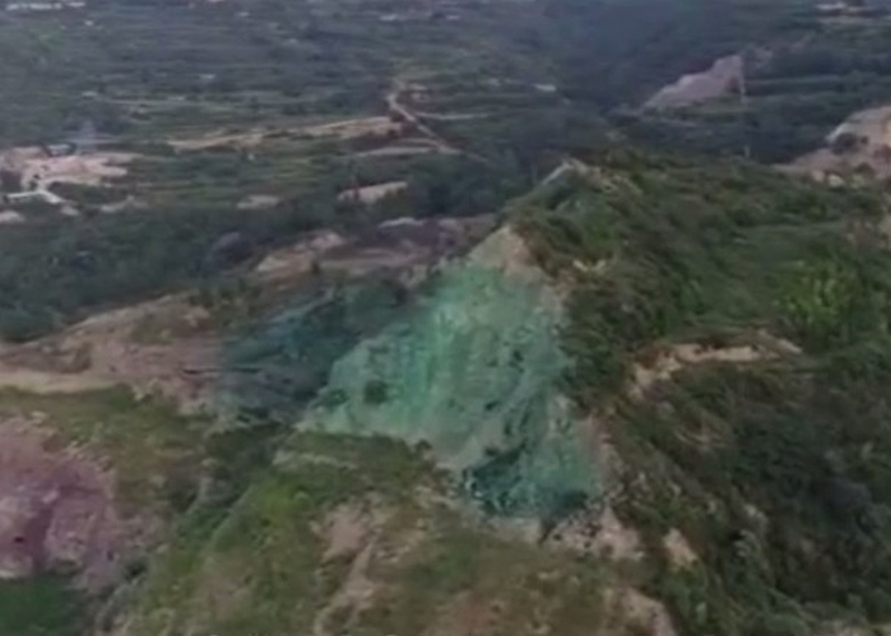 被網民質疑是「塗綠漆充當復墾綠化」的地方,礦業公司指,噴綠漆可以防揚塵。(網圖)