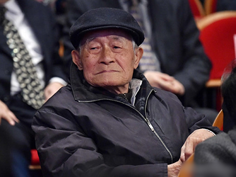 文學界泰斗、華東師範大學中文系終身教授徐中玉今日凌晨去世,享年105歲。