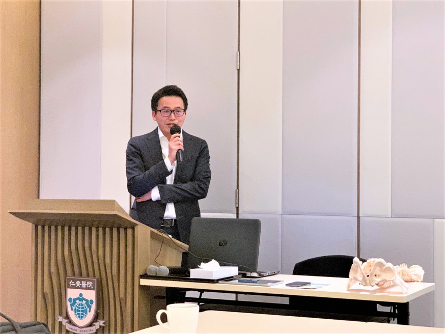 骨科專科醫生吳乙新指,骨質疏鬆症無明顯症狀,建議50歲以上人士定期檢查。