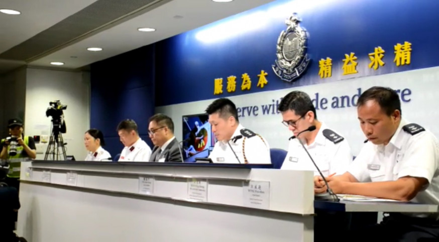 警方指,在場採訪的記者,甚至零距離採訪、包圍警員疑犯。