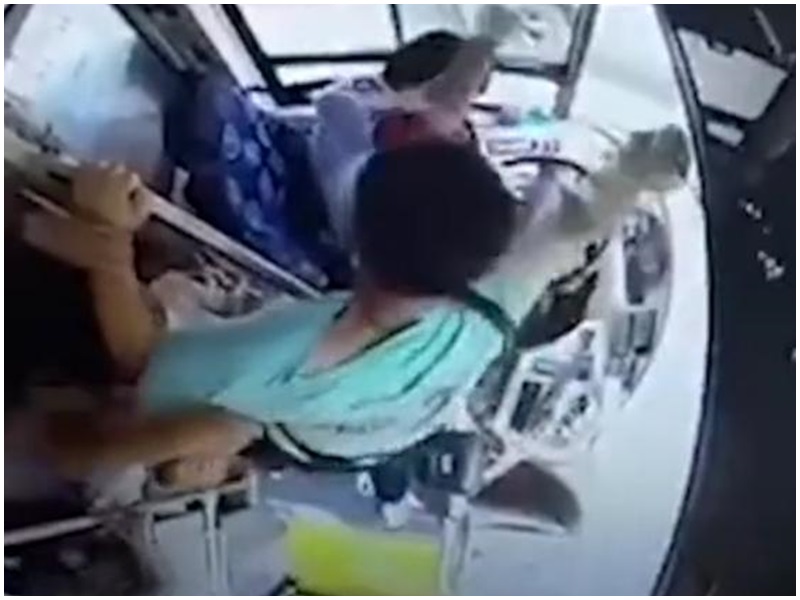 不滿孕婦前門落礙無位坐,男乘客暴打司機32拳。網圖