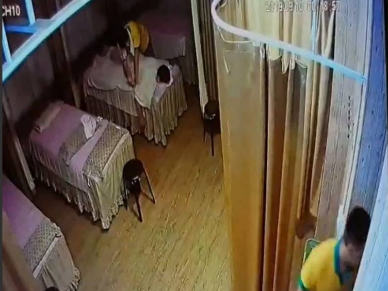 阮技師趁女事主男友在布簾外接受按摩,當場性侵女事主。(網圖)