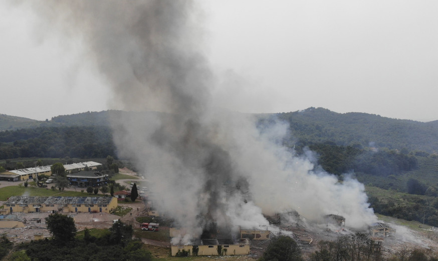 工廠爆炸後不斷有煙冒出。 AP