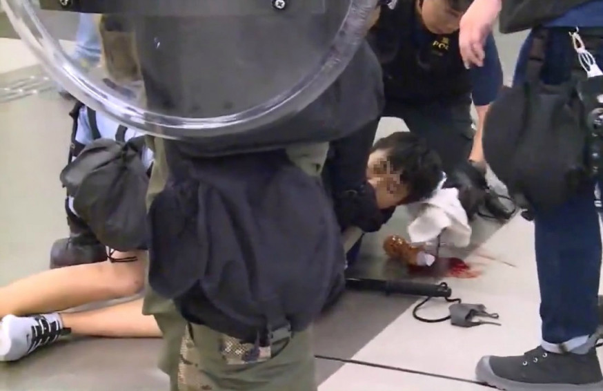 一名大埔迦密柏雨中學的男學生被制服,頭破血流。 資料圖片
