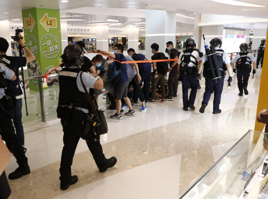 警方進入東港城,並拘捕8人。