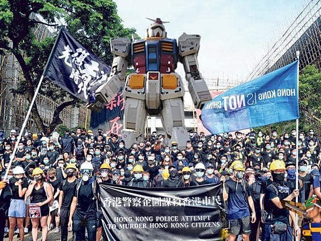 網民二創圖片,令高達站立在示威者背後。網上圖片